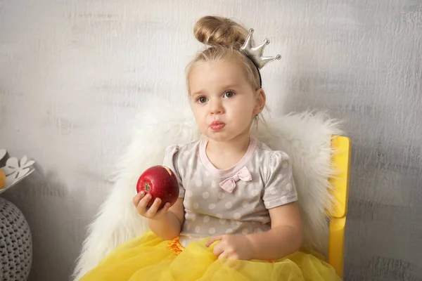 Adorable niña comiendo manzana — Foto de Stock