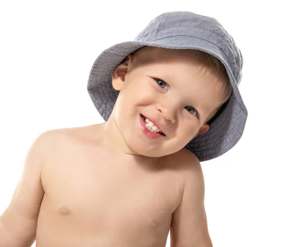 Симпатичный маленький ребенок в шляпе, изолированный на белом — стоковое фото