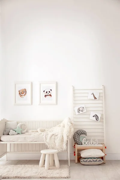 Дитяча спальня з фотографіями тварин — стокове фото
