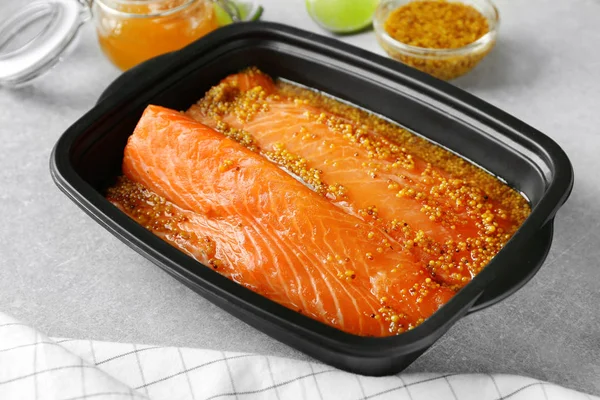 Salmon fillet in honey mustard marinade — Stock Photo, Image