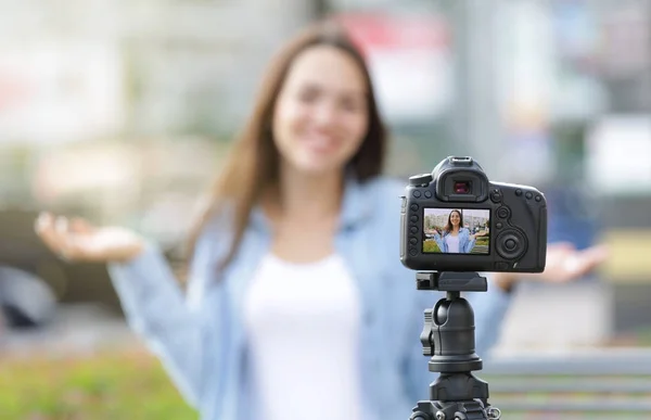 Jonge vrouwelijke blogger video buitenshuis opnemen — Stockfoto