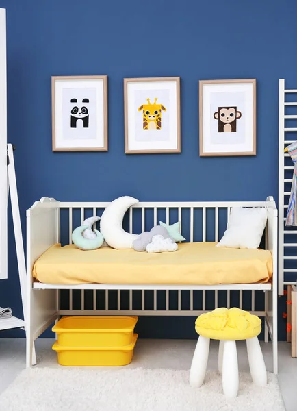 Baby slaapkamer met foto's van dieren — Stockfoto