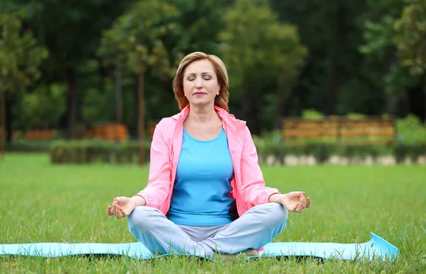 Mujer mayor haciendo yoga — Foto de Stock