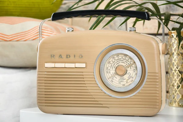 Retro radio op tafel — Stockfoto