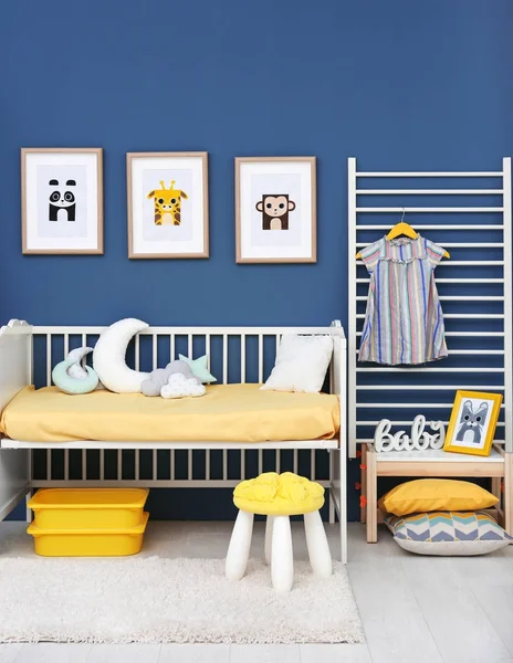 動物の絵で赤ちゃんのベッドルーム — ストック写真