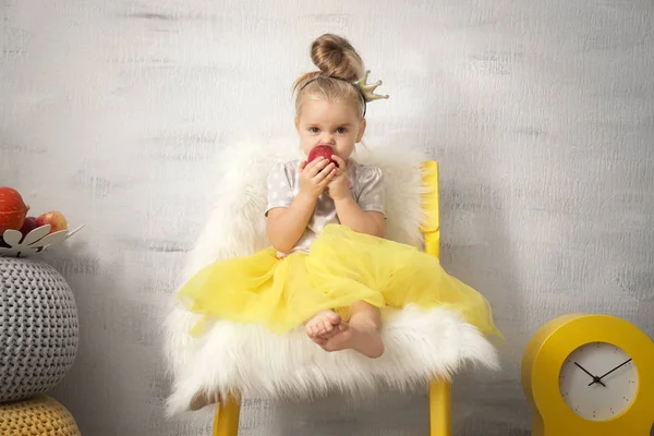 Adorable niña comiendo manzana —  Fotos de Stock