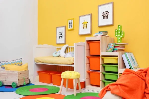 Babyschlafzimmer mit Bildern von Tieren — Stockfoto