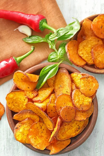 Miska z pyszne słodkie chipsy ziemniaczane — Zdjęcie stockowe