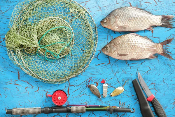 Рыболовное оборудование и свежая рыба — стоковое фото
