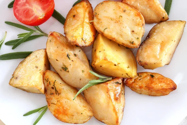 Heerlijke gebakken aardappelen met rozemarijn — Stockfoto