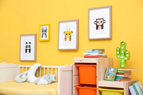 Sypialnia dla dzieci z obrazkami zwierząt — Zdjęcie stockowe