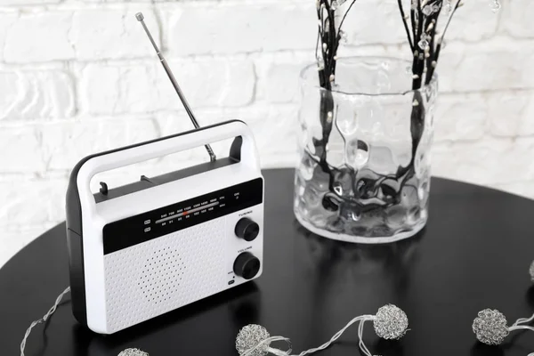 Retro radio op tafel — Stockfoto