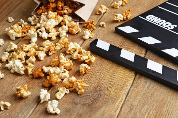 Karamell popcorn och film kläpp — Stockfoto