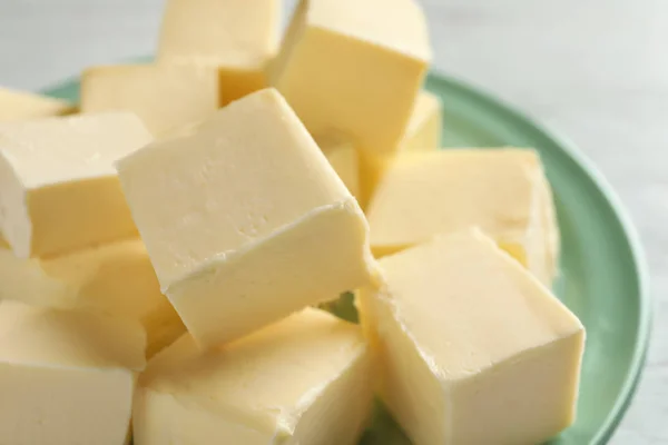 Assiette avec des cubes de beurre — Photo
