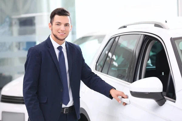 Venditore di auto in concessionaria — Foto Stock