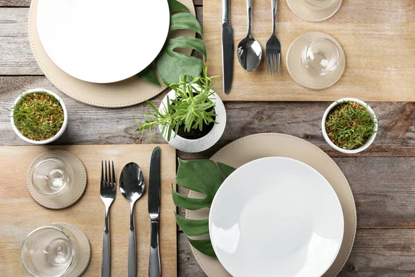 Bovenaanzicht van de instelling van de tabel voor het diner — Stockfoto