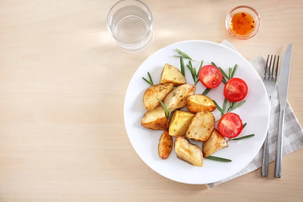 Samenstelling met plaat van heerlijke rozemarijn aardappelen — Stockfoto