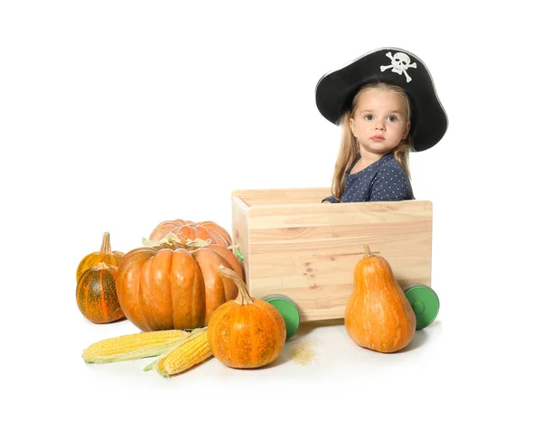 Adorable niña en sombrero de pirata con verduras — Foto de Stock