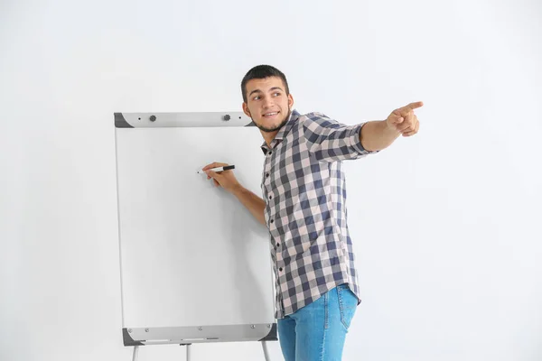 Business trainer geven van presentatie op whiteboard — Stockfoto