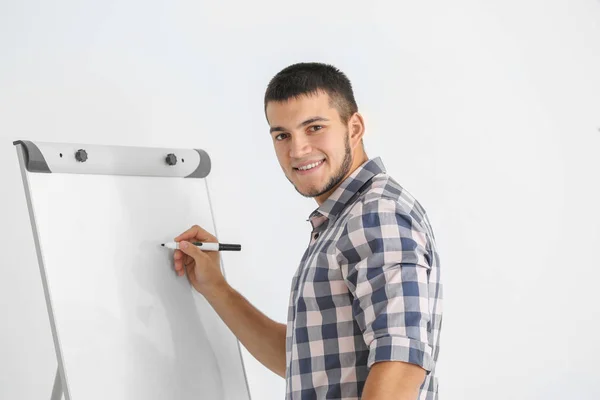 Business trainer giving presentation on whiteboard — Stock Photo, Image