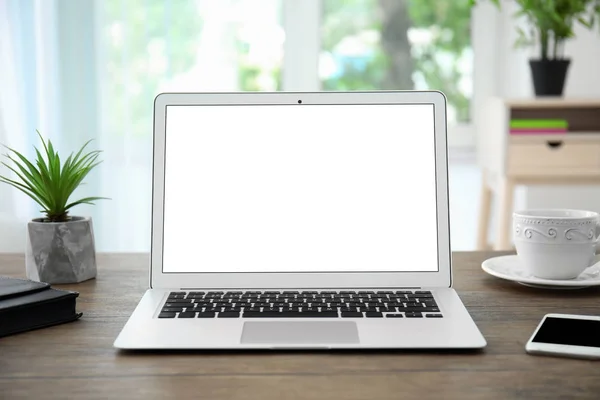 Laptop moderno com tela em branco na mesa no escritório — Fotografia de Stock