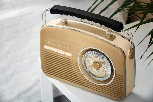 桌上的复古收音机 — 图库照片