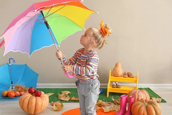 Entzückendes kleines Mädchen mit buntem Regenschirm — Stockfoto
