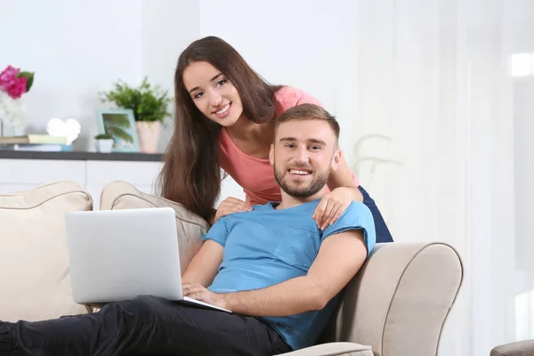 Casal jovem com laptop — Fotografia de Stock