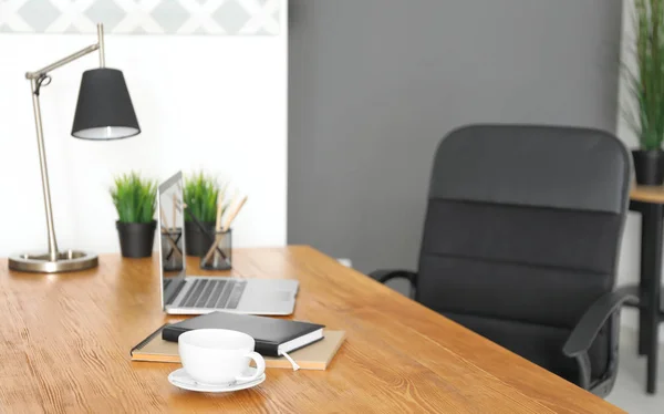 Comfortabele werkplek in lichte kamer — Stockfoto