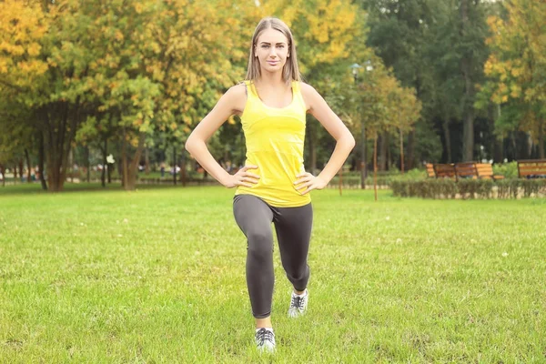 Jonge vrouw doet oefeningen — Stockfoto