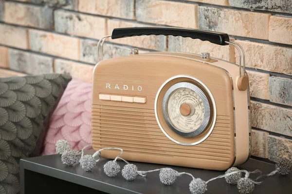 Retro radio op tafel — Stockfoto