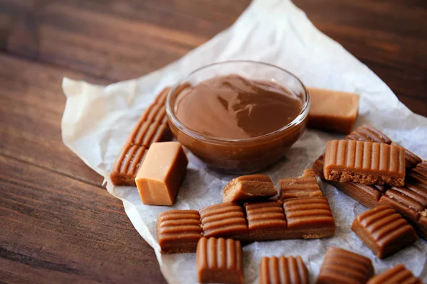 Sabrosos caramelos y tazón — Foto de Stock