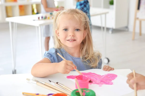 Little girl at painting lesson in classroom — Stock Photo, Image