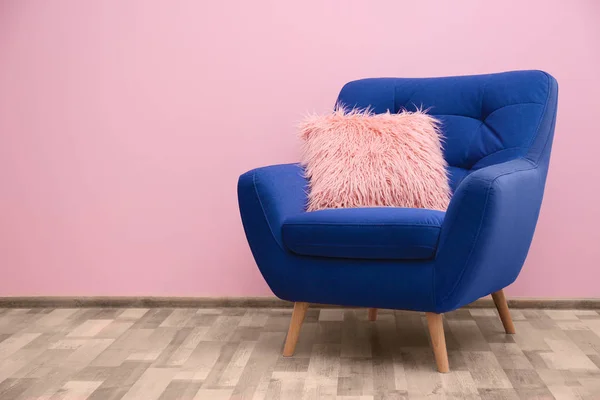 Fauteuil bleu avec oreiller près du mur — Photo