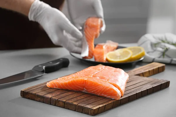 Tavola con salmone fresco — Foto Stock