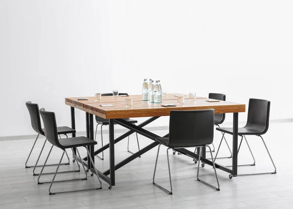 Современный интерьер со столом и стульями — стоковое фото