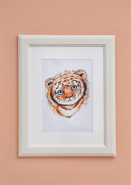 Изображение тигра на стене в детской комнате — стоковое фото