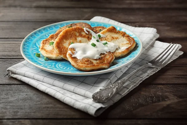 Plate with Hanukkah potato pancakes — Stock Photo, Image