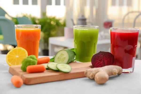 Verres avec divers jus de légumes frais — Photo