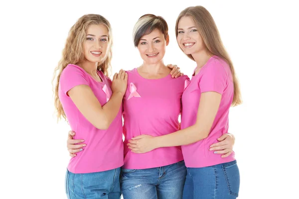 Schöne Frauen tragen T-Shirts mit rosa Schleifen auf weißem Hintergrund — Stockfoto