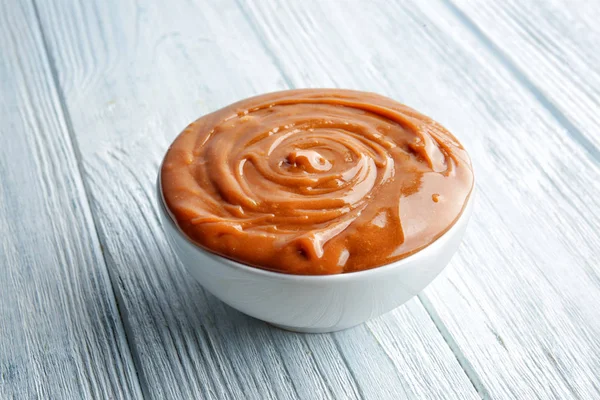 Bowl with tasty caramel sauce — Stock Photo, Image