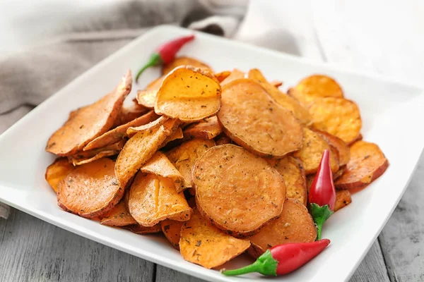 Placa con deliciosas papas fritas —  Fotos de Stock