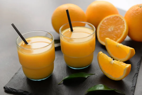 Стаканы свежего апельсинового сока — стоковое фото