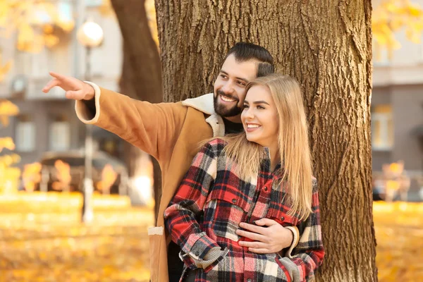 Joven pareja caminando en parque — Foto de Stock