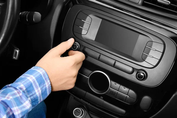 Homme tuning radio dans la voiture — Photo