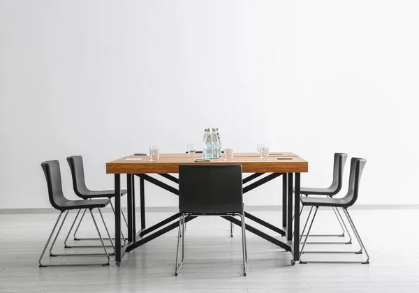 Moderne Raumausstattung mit Tisch und Stühlen — Stockfoto