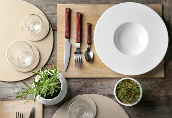 Pohled shora na prostřený stůl na večeři — Stock fotografie
