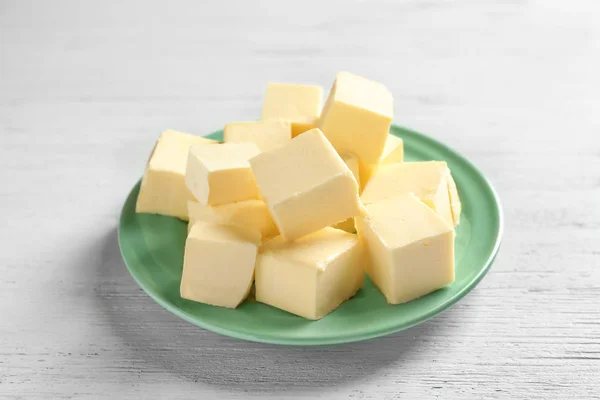 Assiette avec des cubes de beurre — Photo