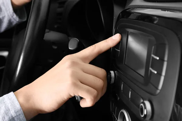 Man tuning radio in car — Stock Photo, Image