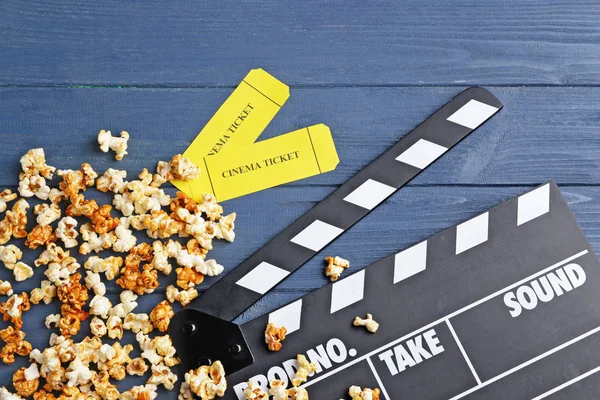 Caramel popcorn, tickets en film klepel — Stockfoto